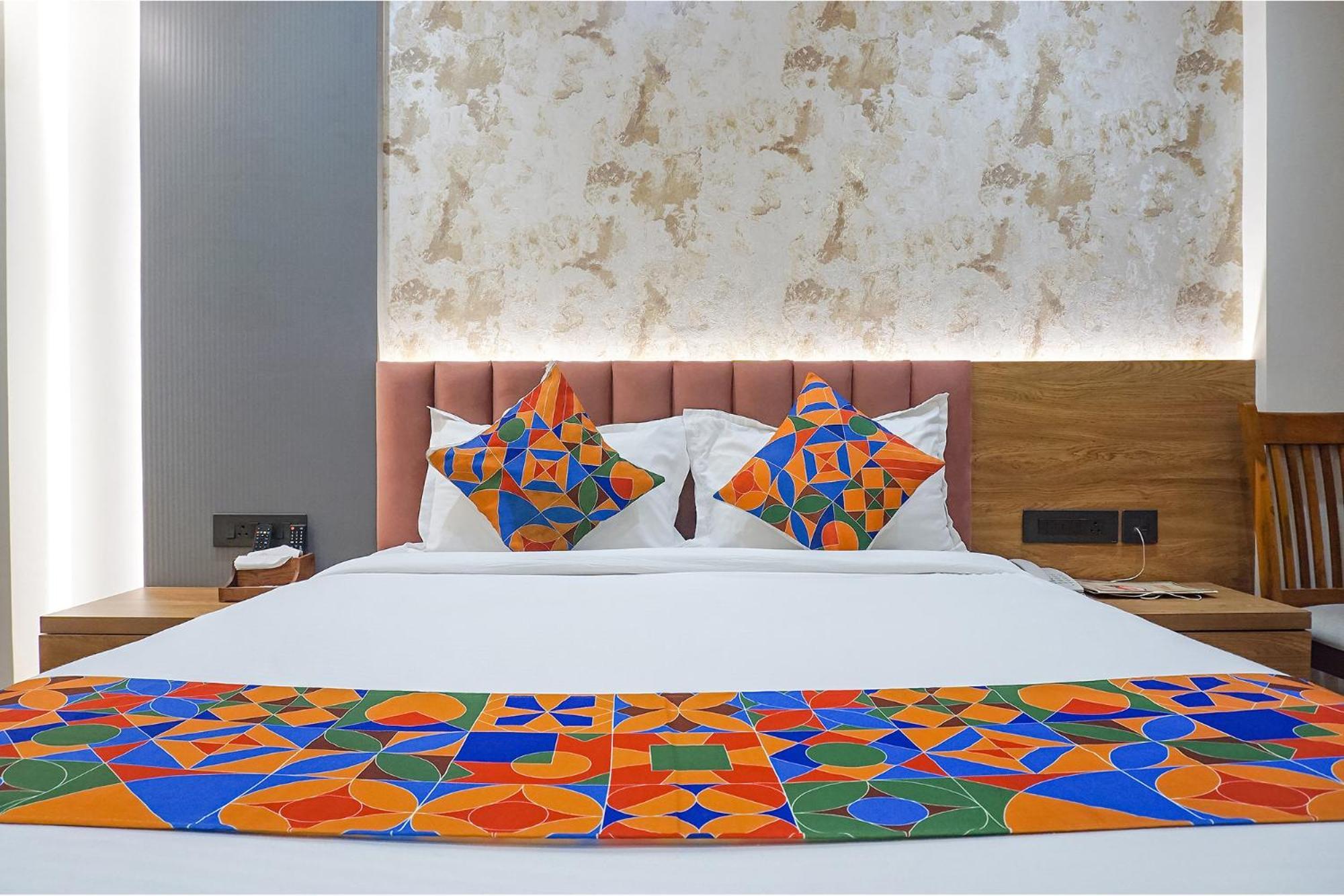 Fabhotel Prime Shourya Residency - Nr Maharshi Karve Museum Пуне Екстер'єр фото